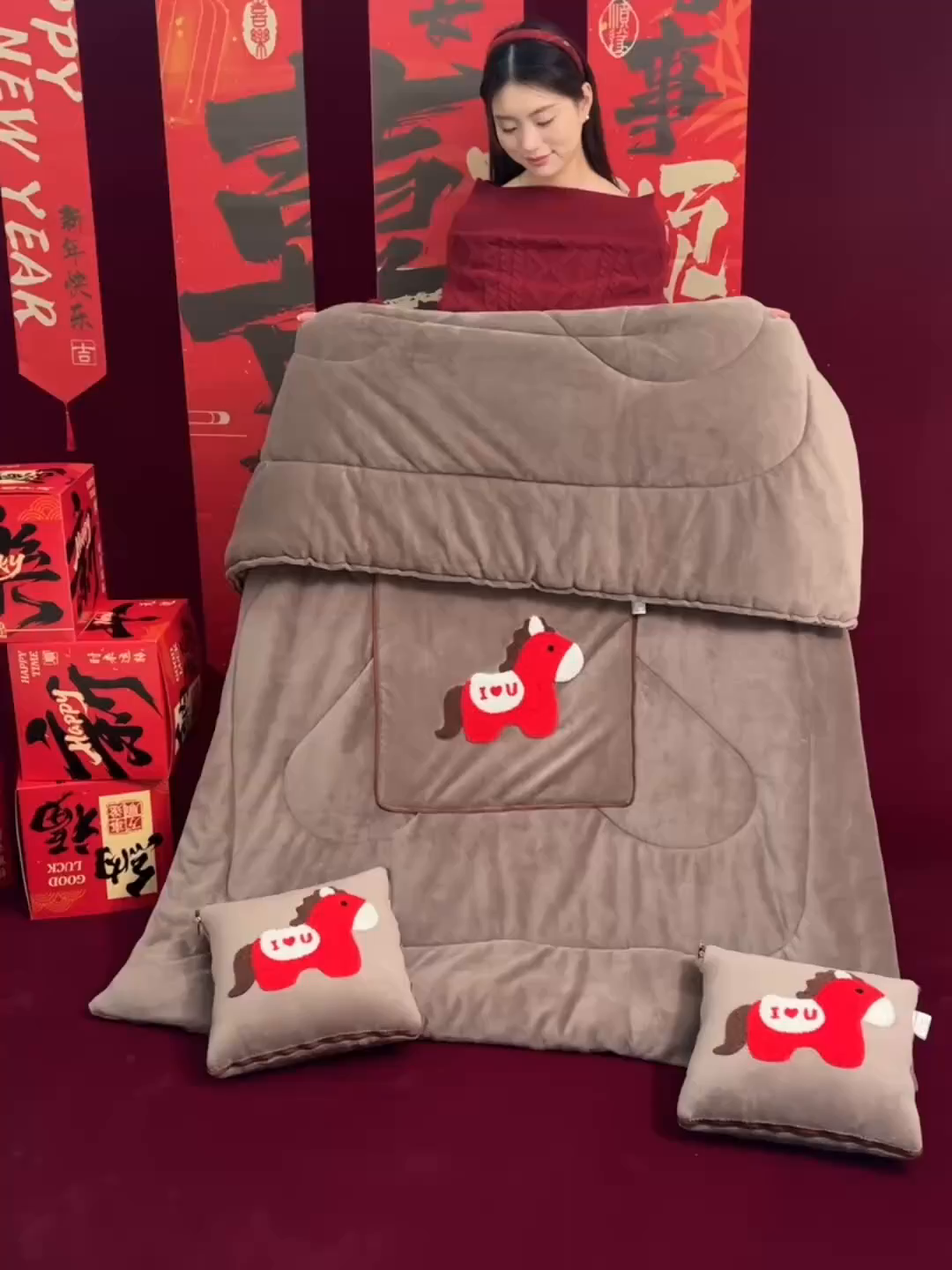 91家纺网 家纺一手货源 找家纺 宝马家纺（原梦童画） 2026新款马年限定抱枕被-萌马系列 咖色