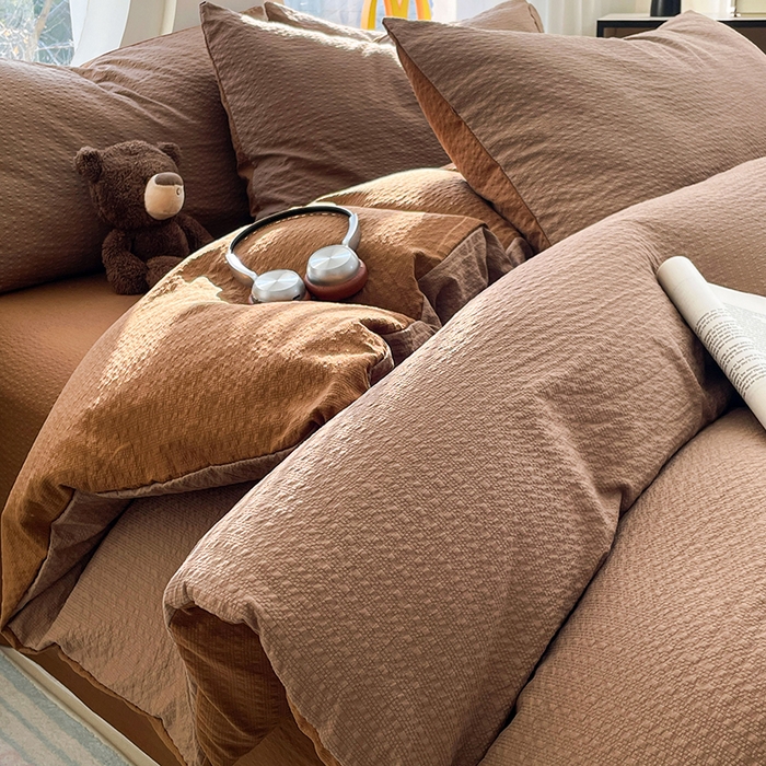 91家纺网 家纺一手货源 找家纺 优承佳生活馆 2026新款软糯双拼泡芙纱四件套 咖啡+深卡其