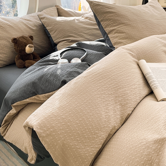 91家纺网 家纺一手货源 找家纺 优承佳生活馆 2026新款软糯双拼泡芙纱四件套 浅卡其+暗夜灰