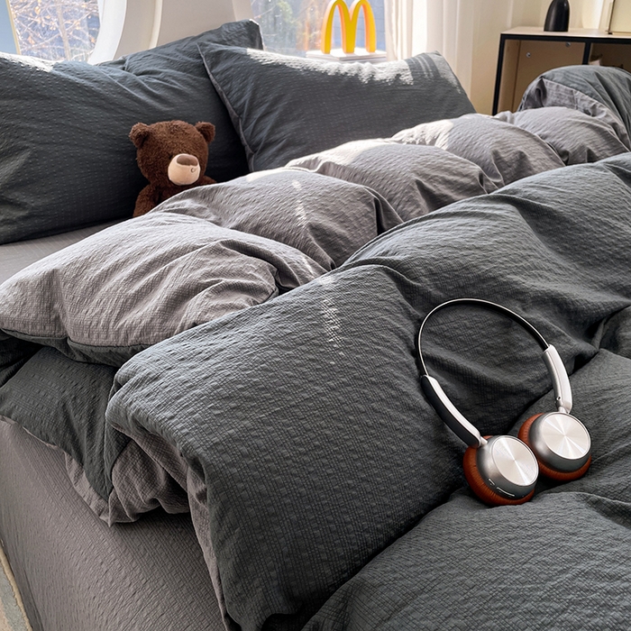 91家纺网 家纺一手货源 找家纺 优承佳生活馆 2026新款软糯双拼泡芙纱四件套 暗夜灰+银优灰