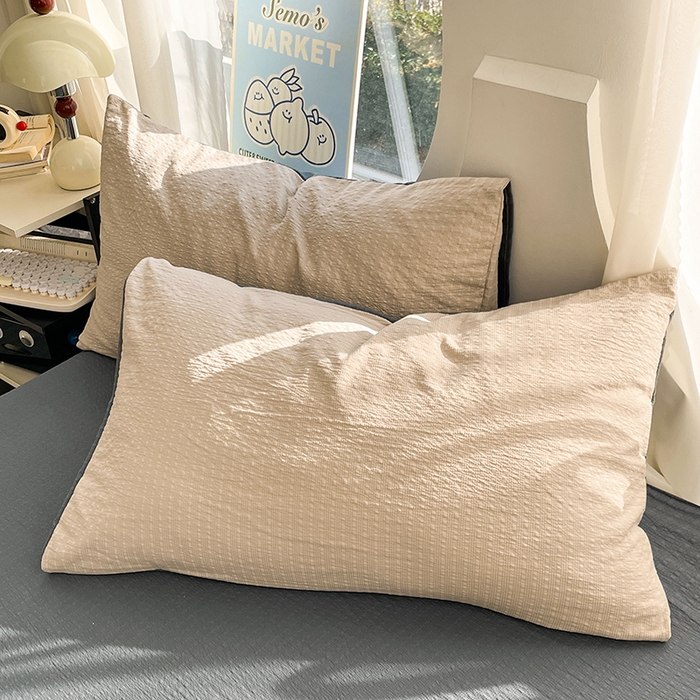 91家纺网 家纺一手货源 找家纺 优承佳生活馆 2026新款软糯双拼泡芙纱四件套 浅卡其+暗夜灰