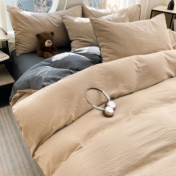 91家纺网 家纺一手货源 找家纺 优承佳生活馆 2026新款软糯双拼泡芙纱四件套 浅卡其+暗夜灰