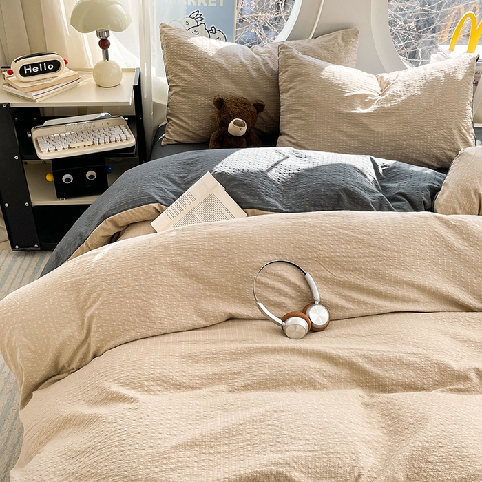 91家纺网 家纺一手货源 找家纺 优承佳生活馆 2026新款软糯双拼泡芙纱四件套 浅卡其+暗夜灰