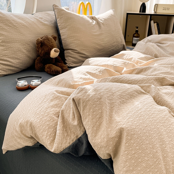 91家纺网 家纺一手货源 找家纺 优承佳生活馆 2026新款软糯双拼泡芙纱四件套 浅卡其+暗夜灰