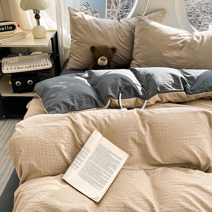 91家纺网 家纺一手货源 找家纺 优承佳生活馆 2026新款软糯双拼泡芙纱四件套 浅卡其+暗夜灰