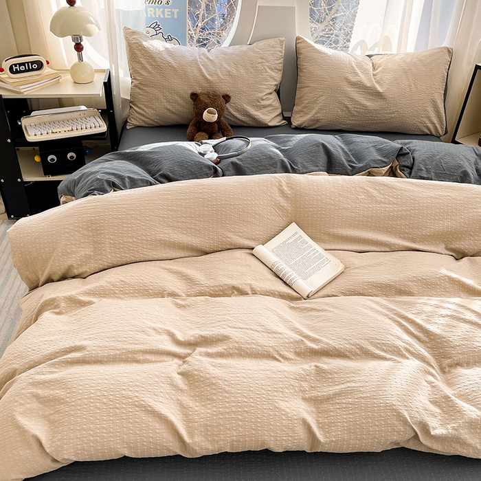 91家纺网 家纺一手货源 找家纺 优承佳生活馆 2026新款软糯双拼泡芙纱四件套 浅卡其+暗夜灰