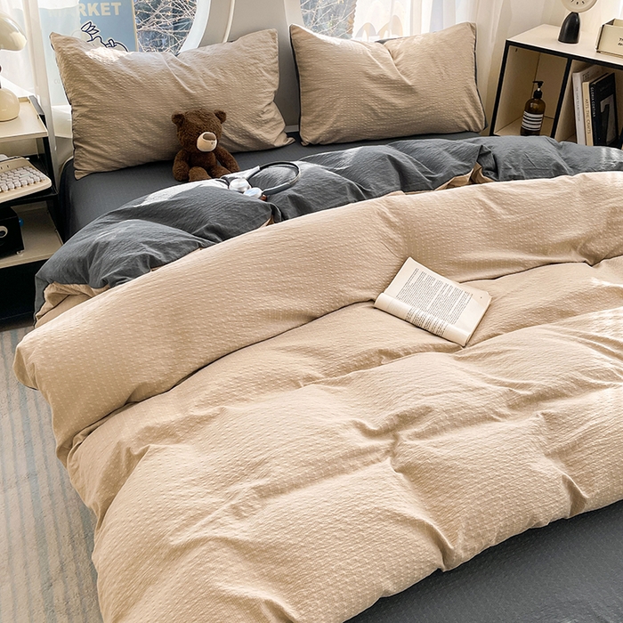 91家纺网 家纺一手货源 找家纺 优承佳生活馆 2026新款软糯双拼泡芙纱四件套 浅卡其+暗夜灰