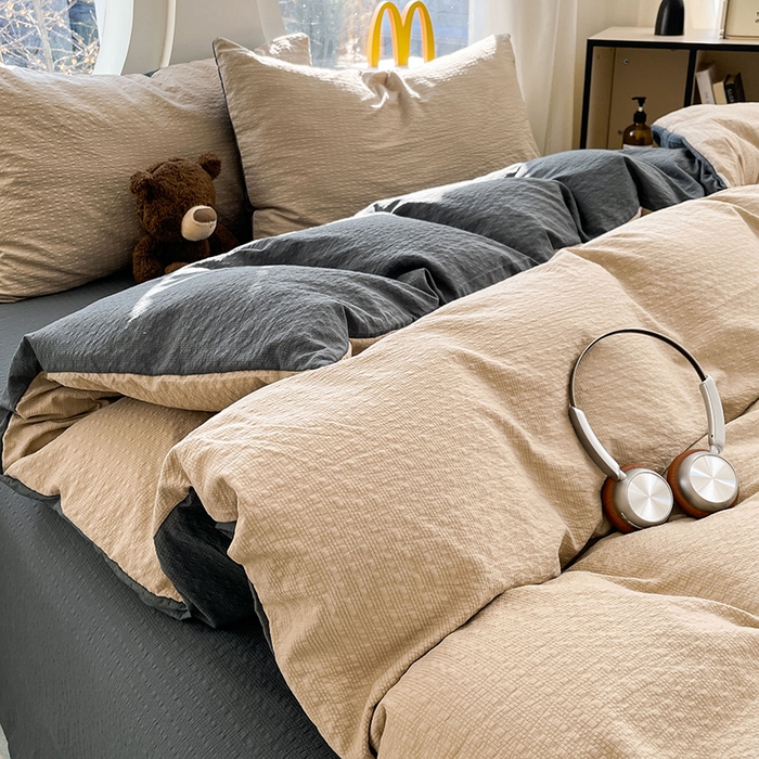 91家纺网 家纺一手货源 找家纺 优承佳生活馆 2026新款软糯双拼泡芙纱四件套 浅卡其+暗夜灰