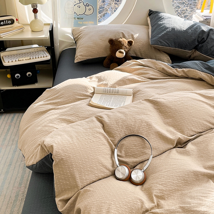 91家纺网 家纺一手货源 找家纺 优承佳生活馆 2026新款软糯双拼泡芙纱四件套 浅卡其+暗夜灰