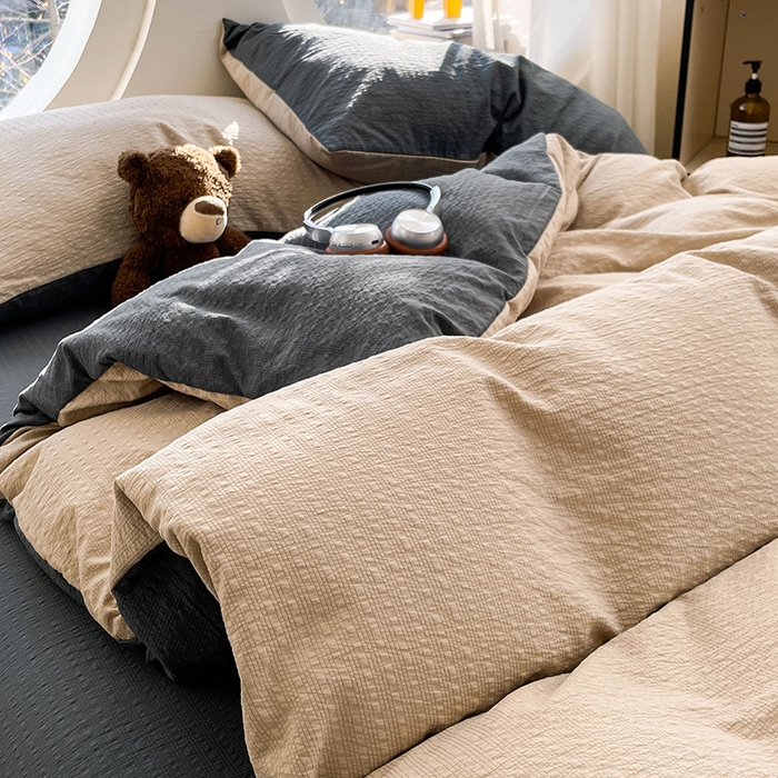 91家纺网 家纺一手货源 找家纺 优承佳生活馆 2026新款软糯双拼泡芙纱四件套 浅卡其+暗夜灰