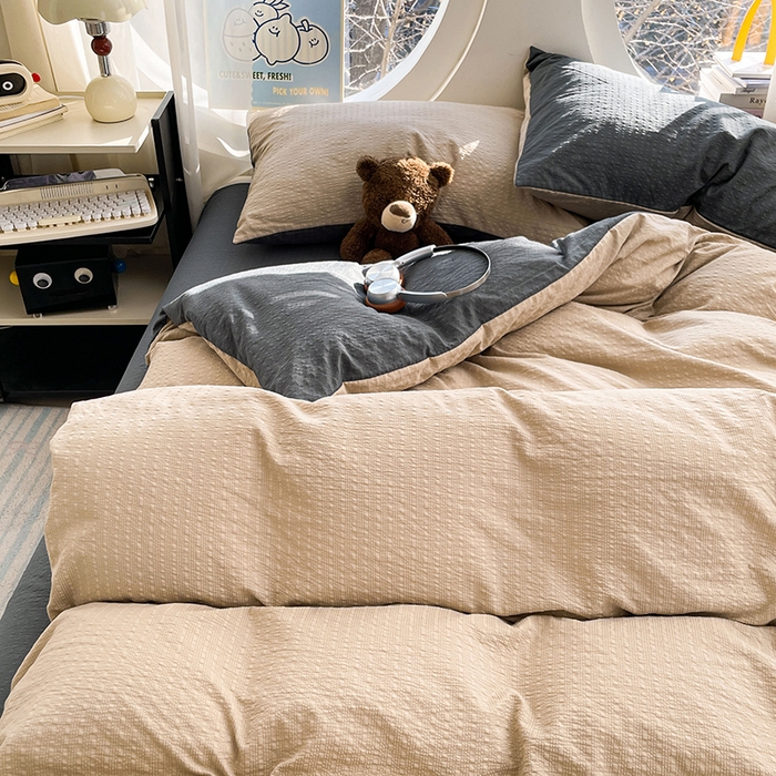 91家纺网 家纺一手货源 找家纺 优承佳生活馆 2026新款软糯双拼泡芙纱四件套 浅卡其+暗夜灰