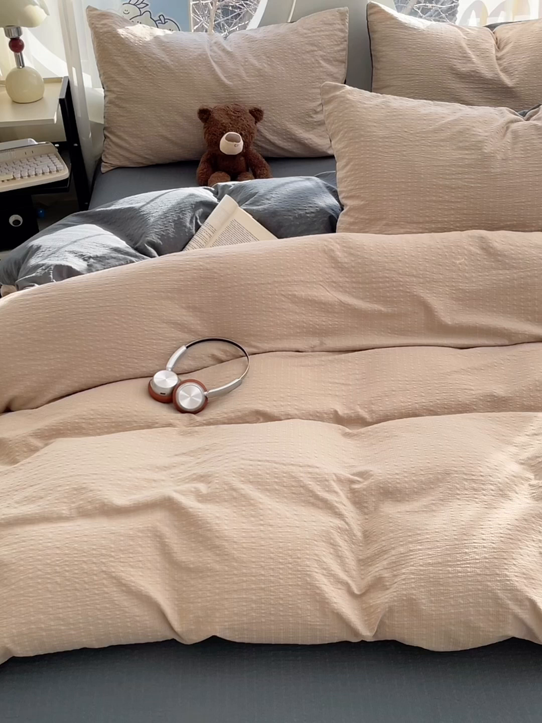 91家纺网 家纺一手货源 找家纺 优承佳生活馆 2026新款软糯双拼泡芙纱四件套 浅卡其+暗夜灰