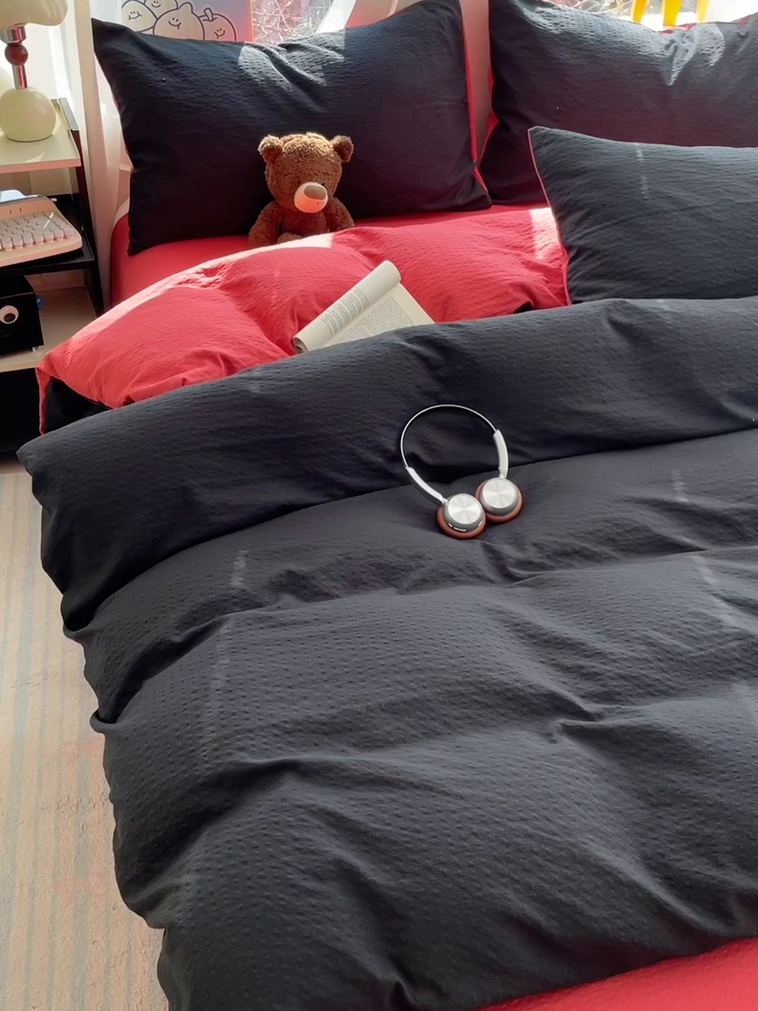 91家纺网 家纺一手货源 找家纺 优承佳生活馆 2026新款软糯双拼泡芙纱四件套 星耀黑+西瓜红