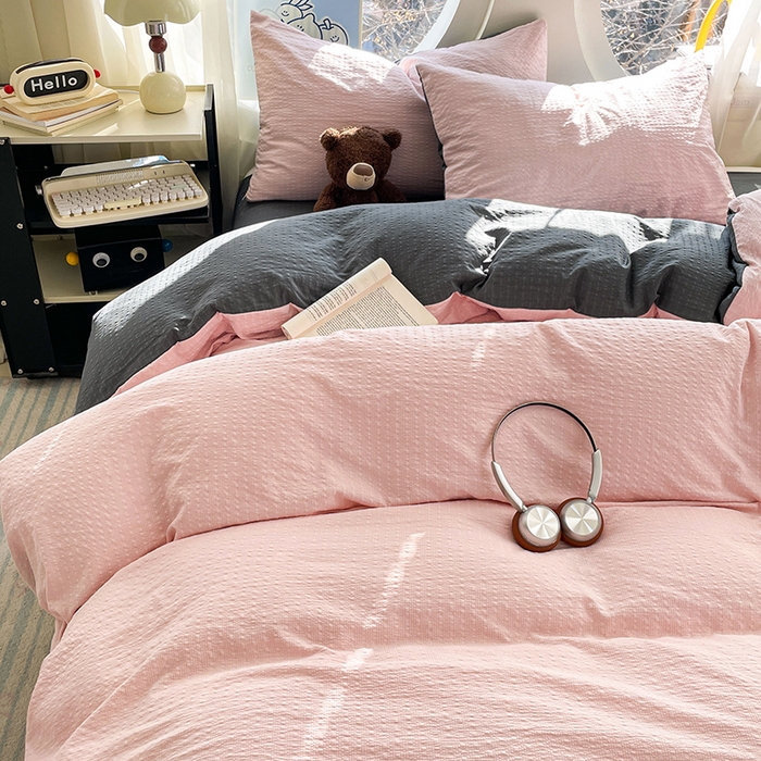 91家纺网 家纺一手货源 找家纺 优承佳生活馆 2026新款软糯双拼泡芙纱四件套 樱花粉+暗夜灰