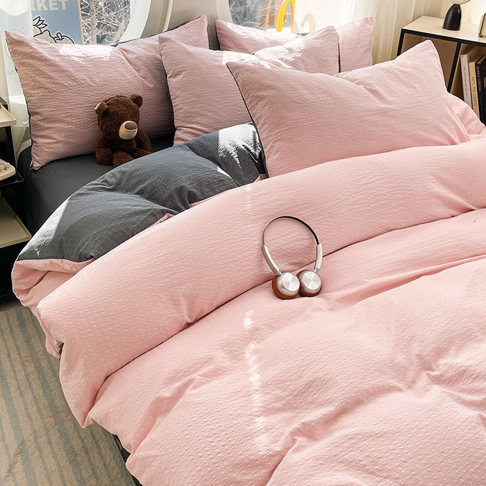 91家纺网 家纺一手货源 找家纺 优承佳生活馆 2026新款软糯双拼泡芙纱四件套 樱花粉+暗夜灰