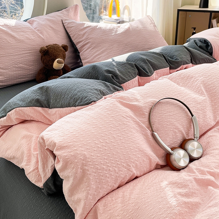 91家纺网 家纺一手货源 找家纺 优承佳生活馆 2026新款软糯双拼泡芙纱四件套 樱花粉+暗夜灰