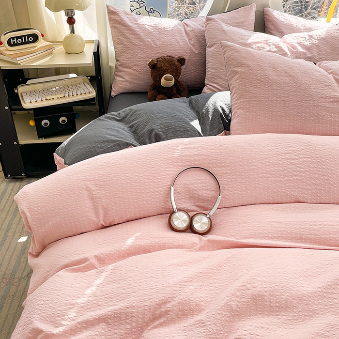 91家纺网 家纺一手货源 找家纺 优承佳生活馆 2026新款软糯双拼泡芙纱四件套 樱花粉+暗夜灰