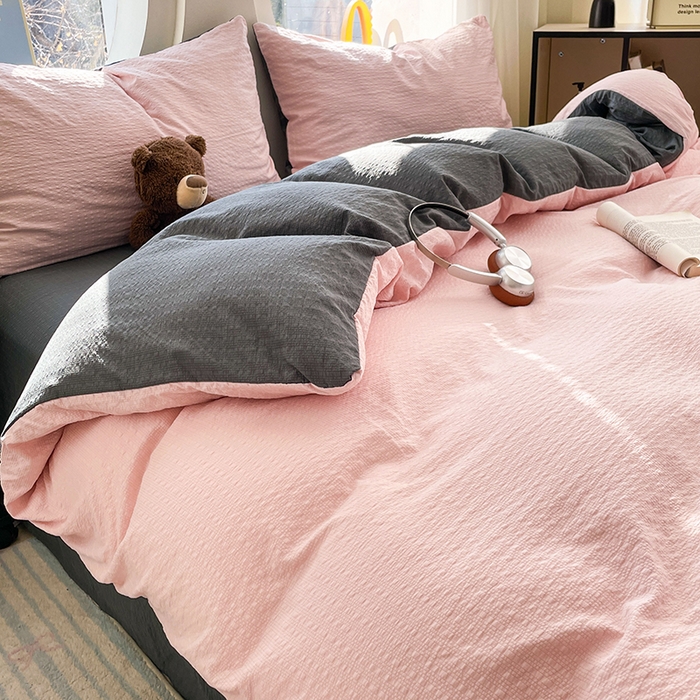 91家纺网 家纺一手货源 找家纺 优承佳生活馆 2026新款软糯双拼泡芙纱四件套 樱花粉+暗夜灰