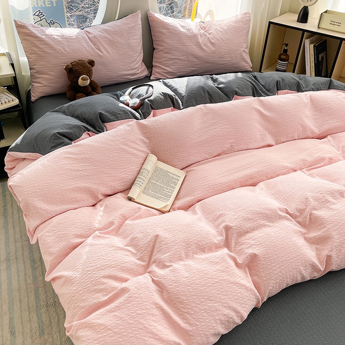 91家纺网 家纺一手货源 找家纺 优承佳生活馆 2026新款软糯双拼泡芙纱四件套 樱花粉+暗夜灰