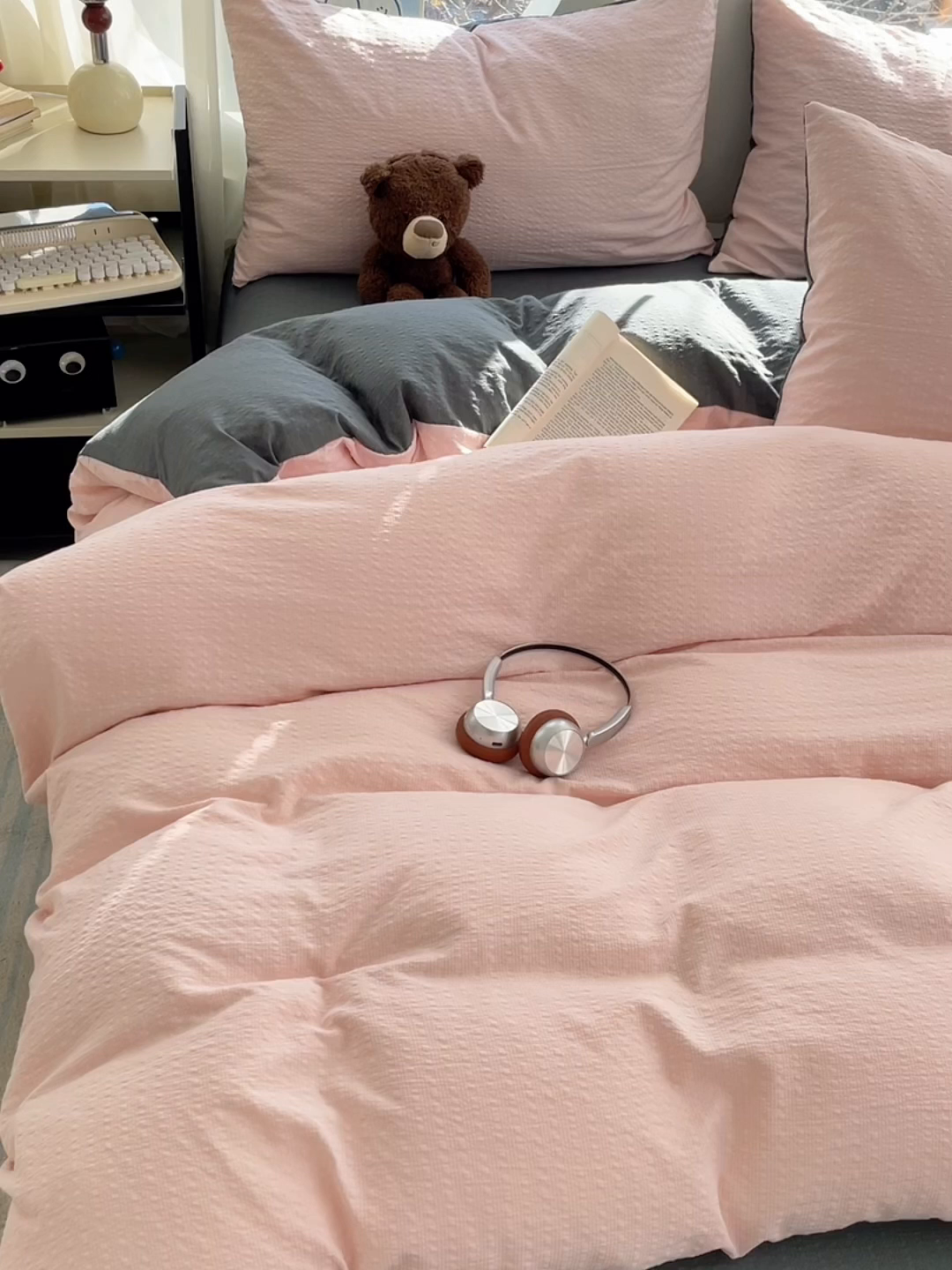 91家纺网 家纺一手货源 找家纺 优承佳生活馆 2026新款软糯双拼泡芙纱四件套 樱花粉+暗夜灰