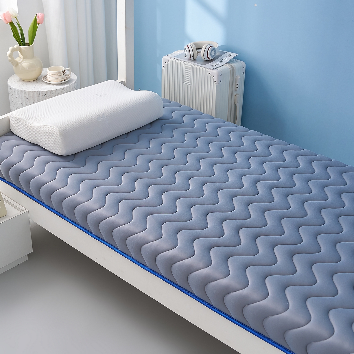 91家纺网 家纺一手货源 找家纺 月茶家纺 2026新款皇冠学生款单边波浪床垫 皇冠波浪灰