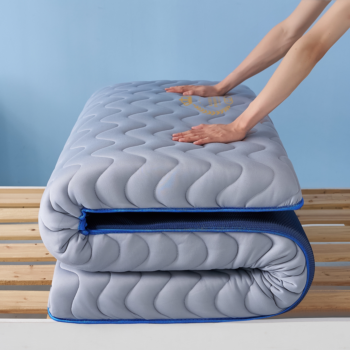 91家纺网 家纺一手货源 找家纺 月茶家纺 2026新款皇冠学生款单边波浪床垫 皇冠波浪灰