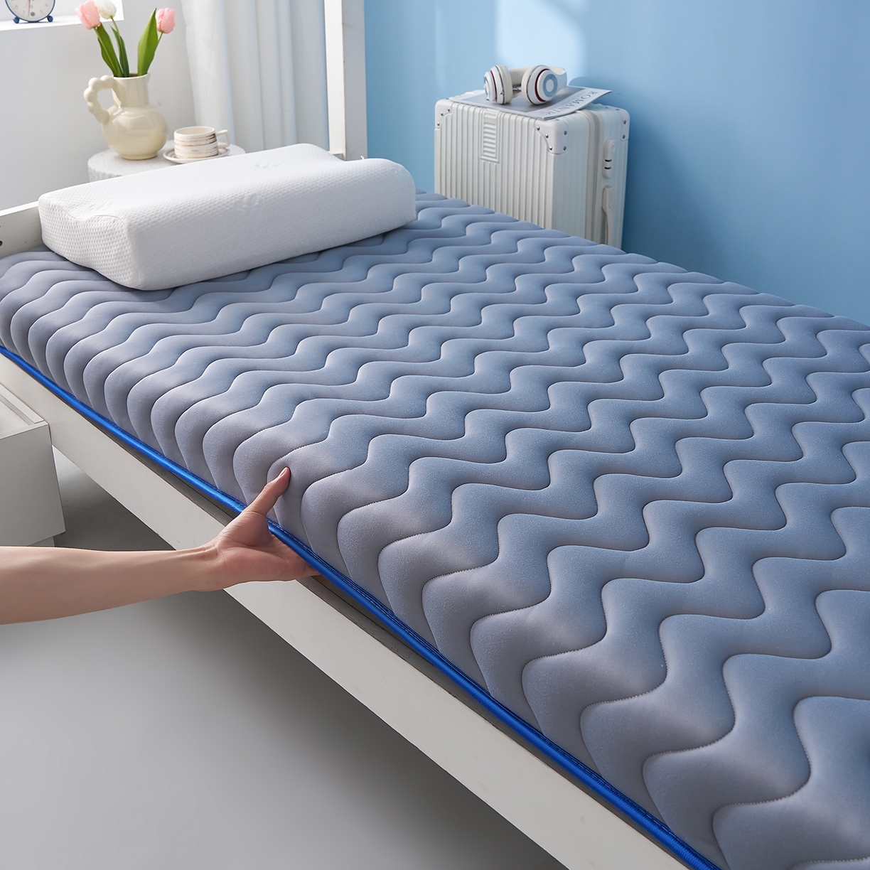 91家纺网 家纺一手货源 找家纺 月茶家纺 2026新款皇冠学生款单边波浪床垫 皇冠波浪灰