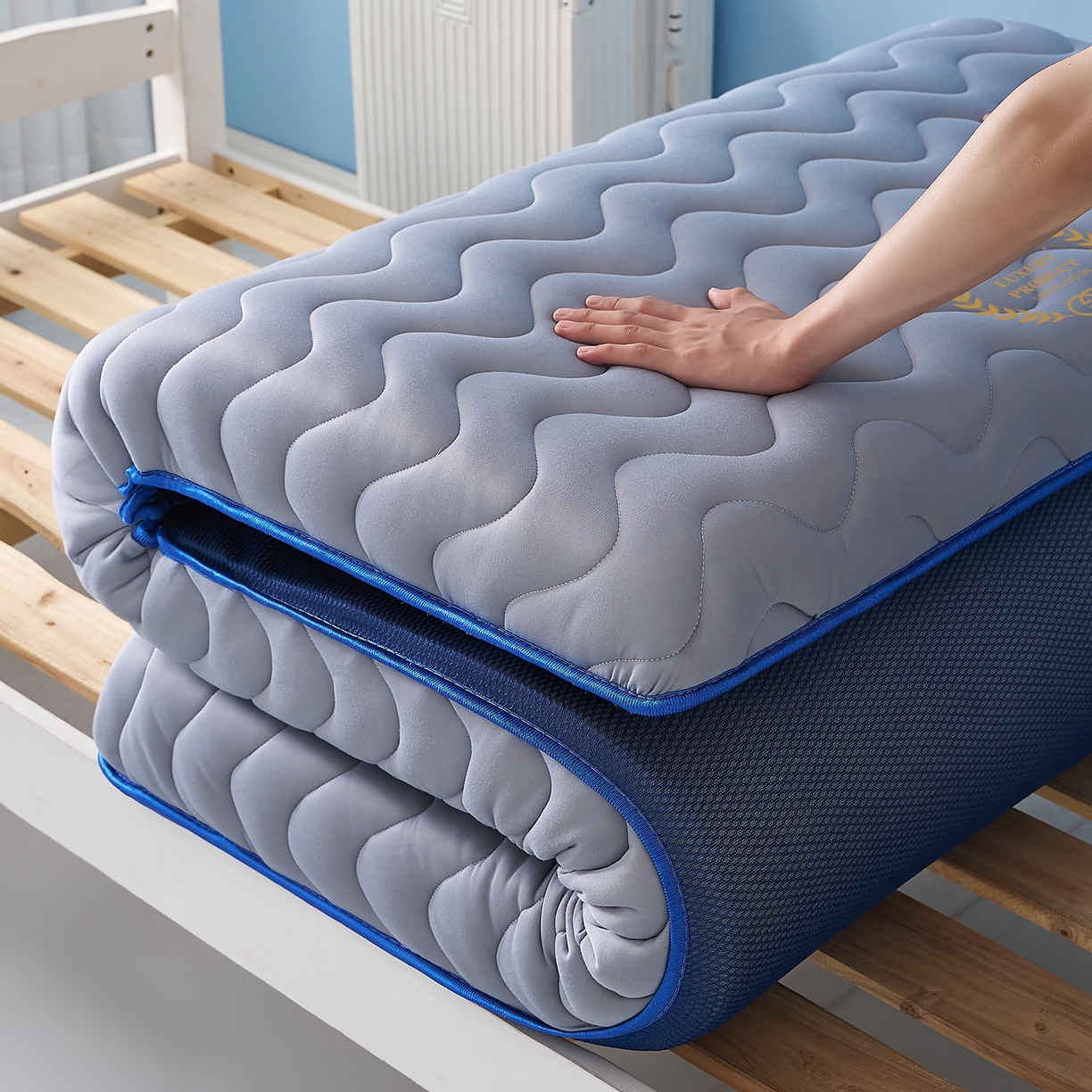 91家纺网 家纺一手货源 找家纺 月茶家纺 2026新款皇冠学生款单边波浪床垫 皇冠波浪灰