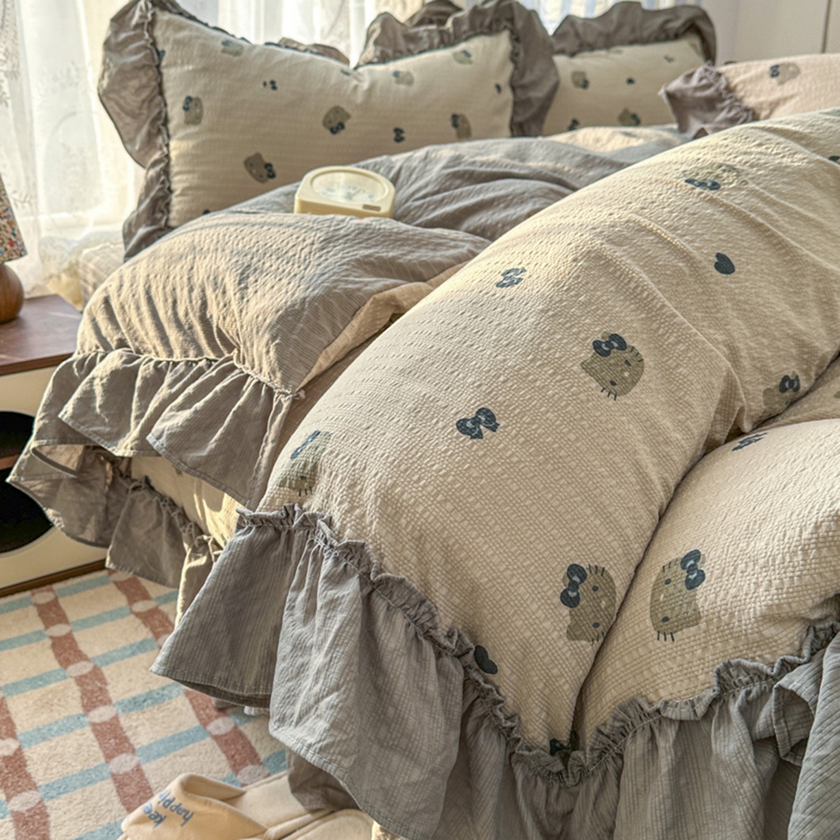 91家纺网 家纺一手货源 找家纺 欧尚 2026新款花边床盖四件套 咖啡小猫