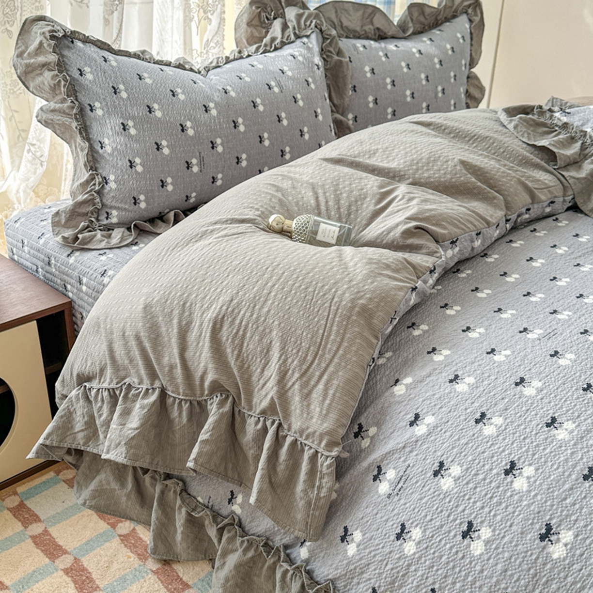 91家纺网 家纺一手货源 找家纺 欧尚 2026新款花边床盖四件套 灰樱桃