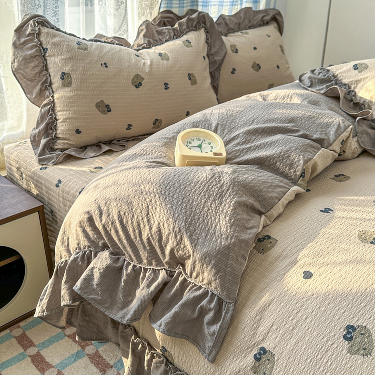 91家纺网 家纺一手货源 找家纺 欧尚 2026新款花边床盖四件套 咖啡小猫