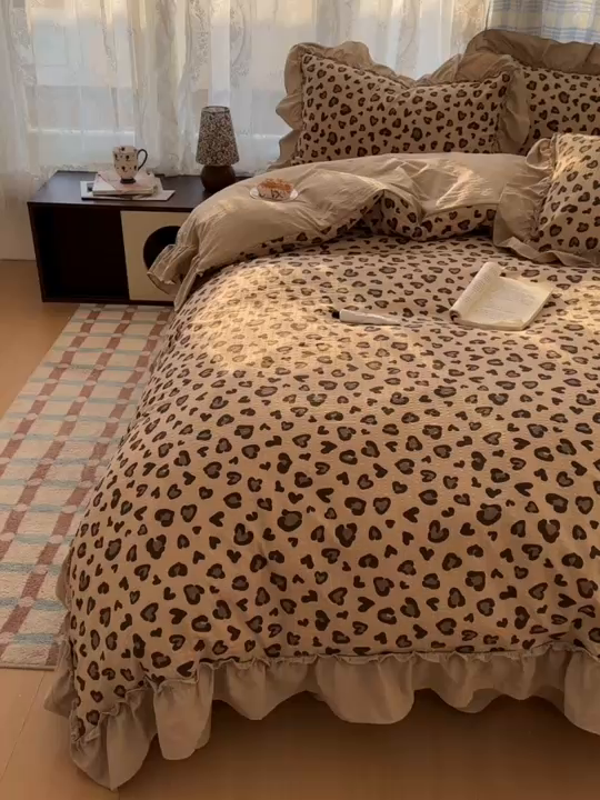 91家纺网 家纺一手货源 找家纺 欧尚 2026新款花边床盖四件套 咖豹纹