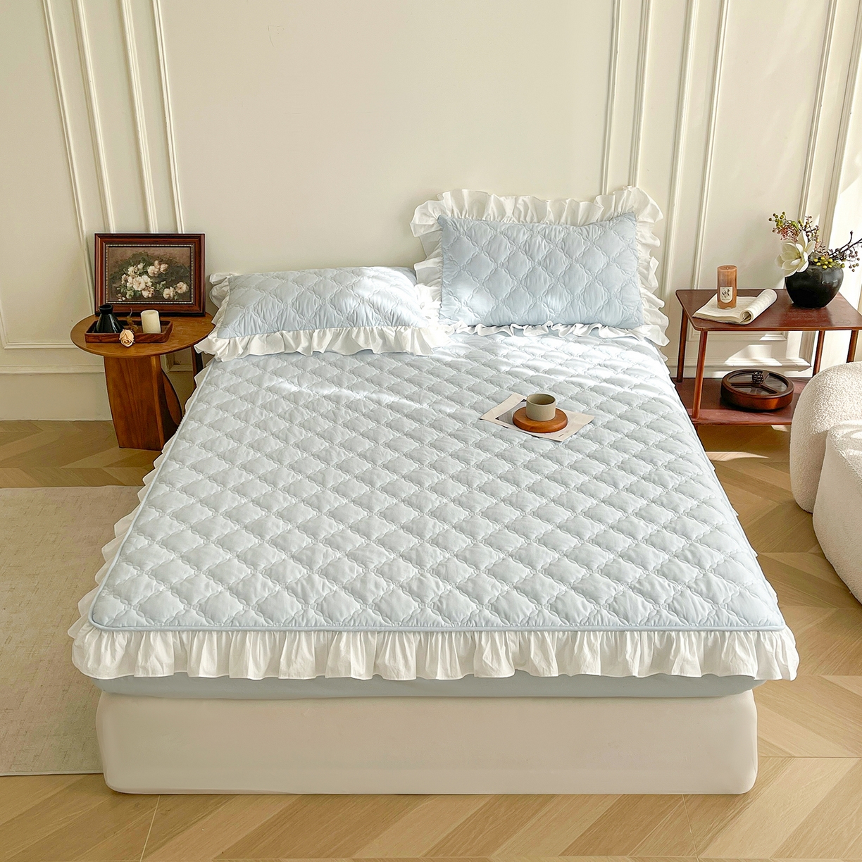 91家纺网 家纺一手货源 找家纺 佳笠家居 2026新款A类全棉40支水洗棉少女风花边棉花床笠-场景图 晴空蓝