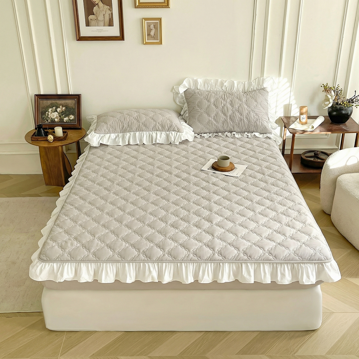 91家纺网 家纺一手货源 找家纺 佳笠家居 2026新款A类全棉40支水洗棉少女风花边棉花床笠-场景图 枫舞灰