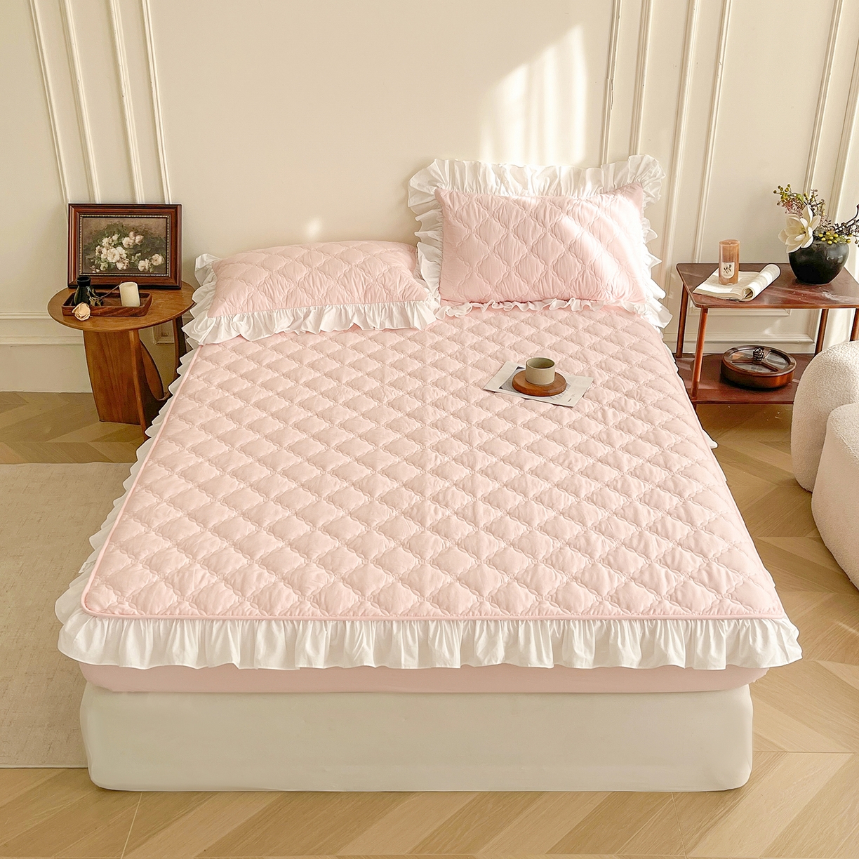 91家纺网 家纺一手货源 找家纺 佳笠家居 2026新款A类全棉40支水洗棉少女风花边棉花床笠-场景图 芝夏粉