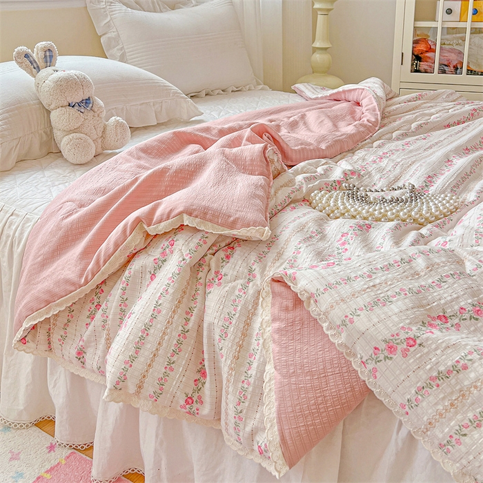 91家纺网 家纺一手货源 找家纺 艺菲阁家纺 2026爆款升级花边工艺双层纱夏凉被  粉黛