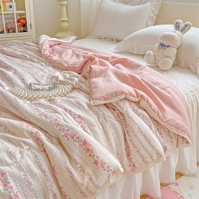 91家纺网 家纺一手货源 找家纺 艺菲阁家纺 2026爆款升级花边工艺双层纱夏凉被  粉黛