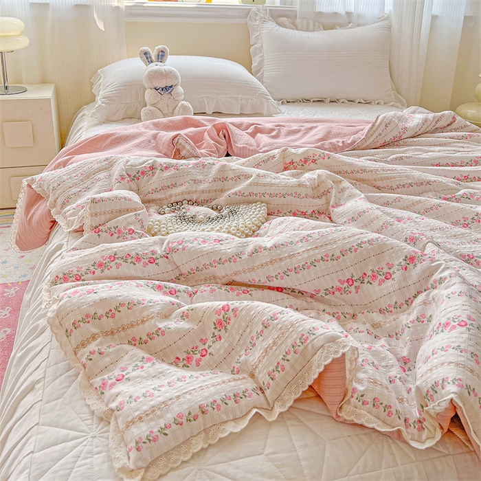 91家纺网 家纺一手货源 找家纺 艺菲阁家纺 2026爆款升级花边工艺双层纱夏凉被  粉黛