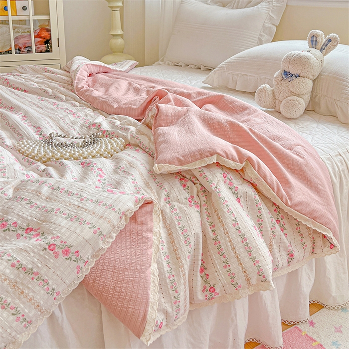 91家纺网 家纺一手货源 找家纺 艺菲阁家纺 2026爆款升级花边工艺双层纱夏凉被  粉黛