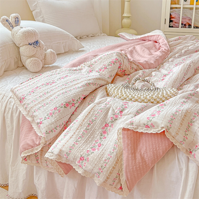 91家纺网 家纺一手货源 找家纺 艺菲阁家纺 2026爆款升级花边工艺双层纱夏凉被  粉黛