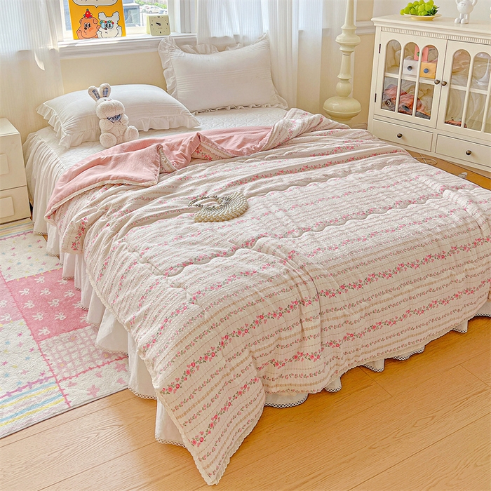 91家纺网 家纺一手货源 找家纺 艺菲阁家纺 2026爆款升级花边工艺双层纱夏凉被  粉黛