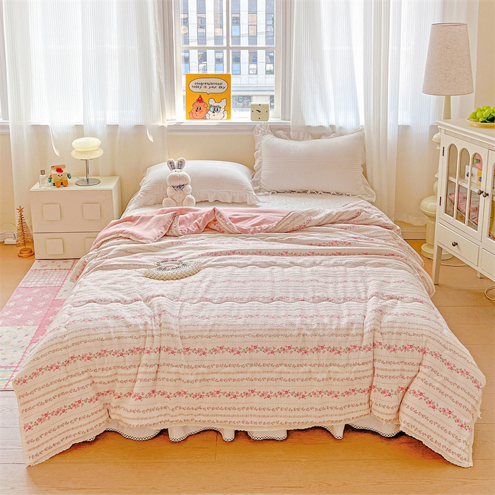 91家纺网 家纺一手货源 找家纺 艺菲阁家纺 2026爆款升级花边工艺双层纱夏凉被  粉黛