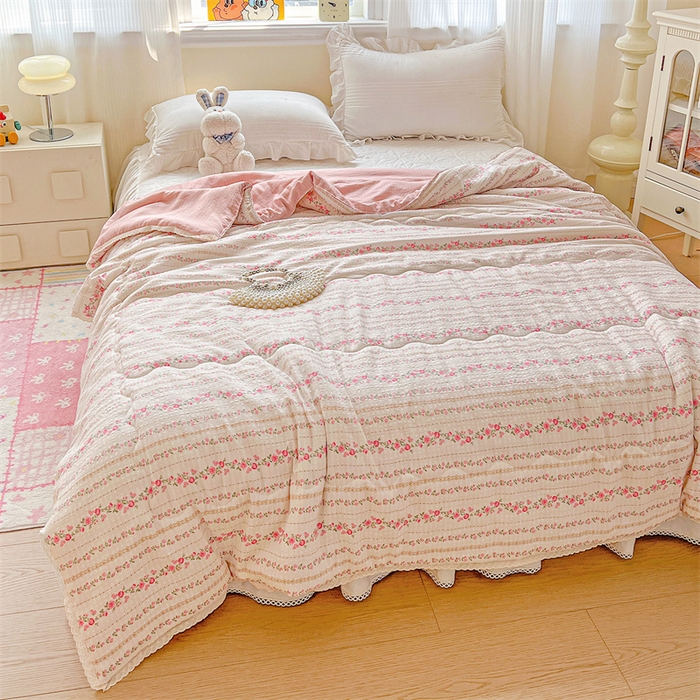 91家纺网 家纺一手货源 找家纺 艺菲阁家纺 2026爆款升级花边工艺双层纱夏凉被  粉黛