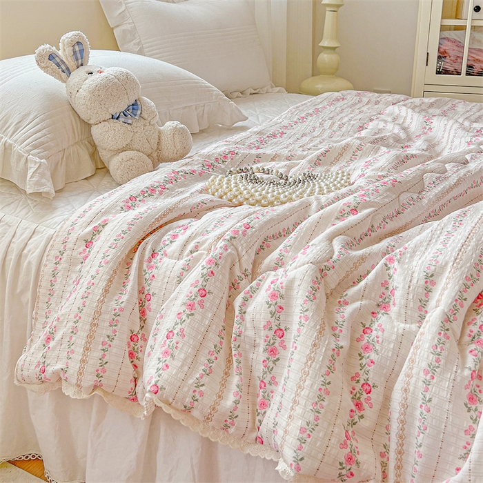 91家纺网 家纺一手货源 找家纺 艺菲阁家纺 2026爆款升级花边工艺双层纱夏凉被  粉黛