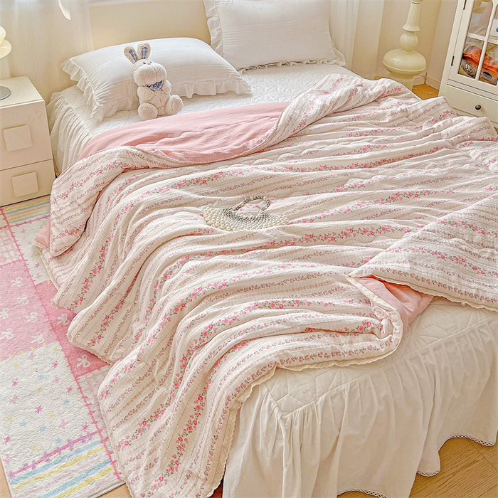 91家纺网 家纺一手货源 找家纺 艺菲阁家纺 2026爆款升级花边工艺双层纱夏凉被  粉黛