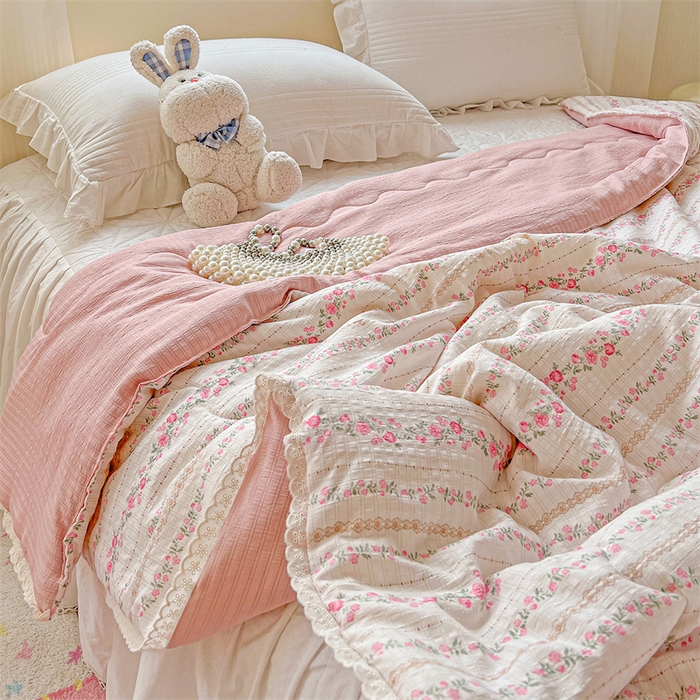 91家纺网 家纺一手货源 找家纺 艺菲阁家纺 2026爆款升级花边工艺双层纱夏凉被  粉黛