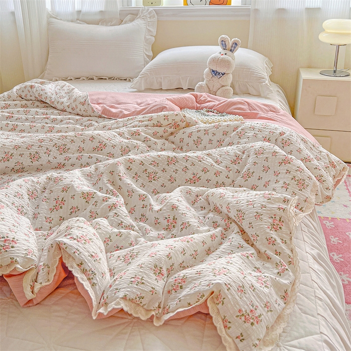 91家纺网 家纺一手货源 找家纺 艺菲阁家纺 2026爆款升级花边工艺双层纱夏凉被  粉佳人