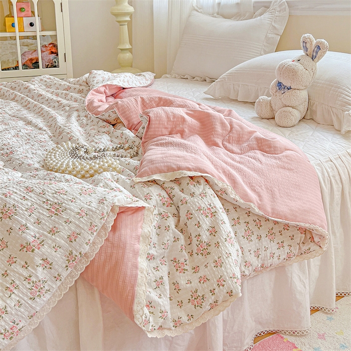 91家纺网 家纺一手货源 找家纺 艺菲阁家纺 2026爆款升级花边工艺双层纱夏凉被  粉佳人