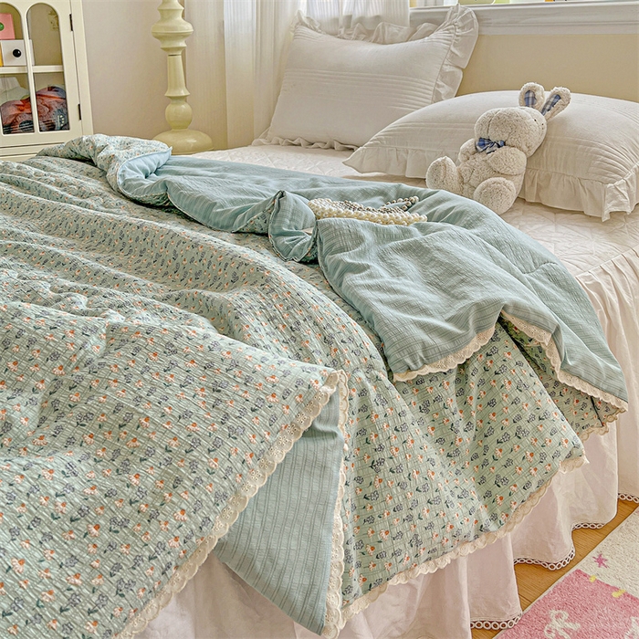 91家纺网 家纺一手货源 找家纺 艺菲阁家纺 2026爆款升级花边工艺双层纱夏凉被  奶蓝泡芙