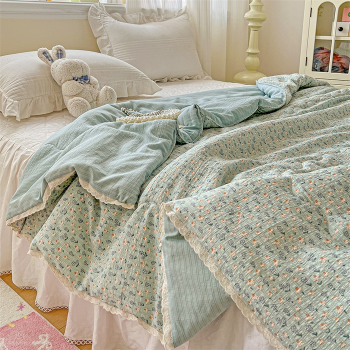 91家纺网 家纺一手货源 找家纺 艺菲阁家纺 2026爆款升级花边工艺双层纱夏凉被  奶蓝泡芙